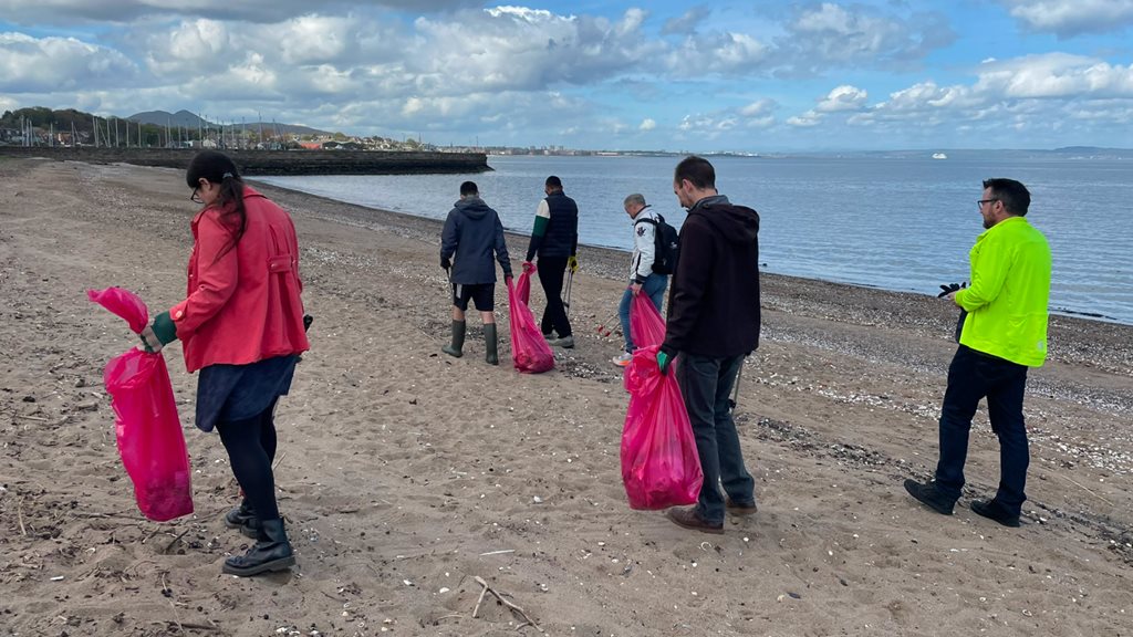 people volunteering